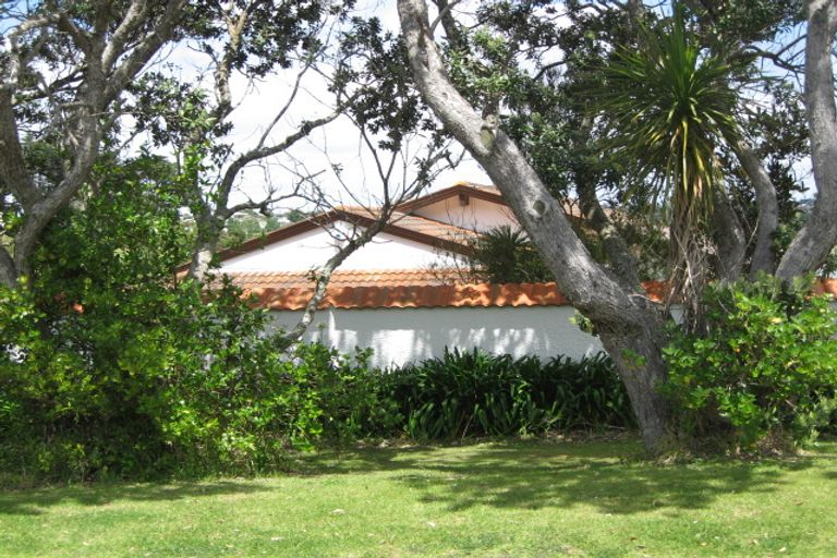 Photo of property in 14 The Crescent, Tindalls Beach, Whangaparaoa, 0930