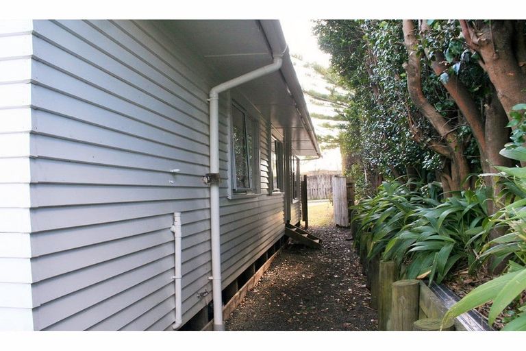 Photo of property in 33c Farquhar Road, Glendene, Auckland, 0602
