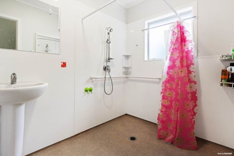 Photo of property in 2/160a Titirangi Road, New Lynn, Auckland, 0600