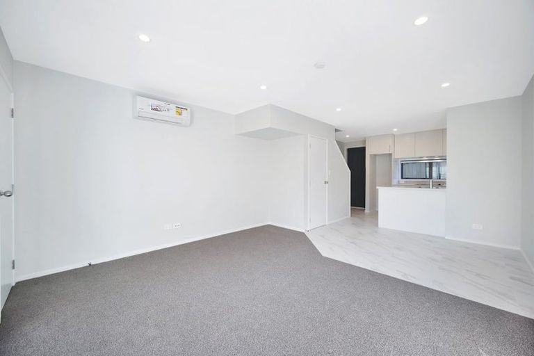 Photo of property in 7/31 Ayton Drive, Totara Vale, Auckland, 0629