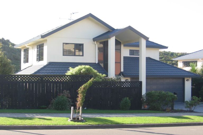 Photo of property in 28 Amesbury Drive, Churton Park, Wellington, 6037