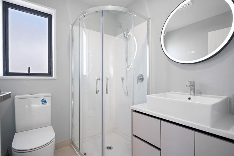 Photo of property in 8 Taipahitini Road, Rosehill, 2113