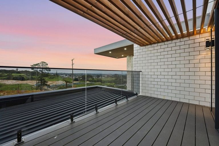 Photo of property in 7d Babich Road, Henderson Valley, Auckland, 0614