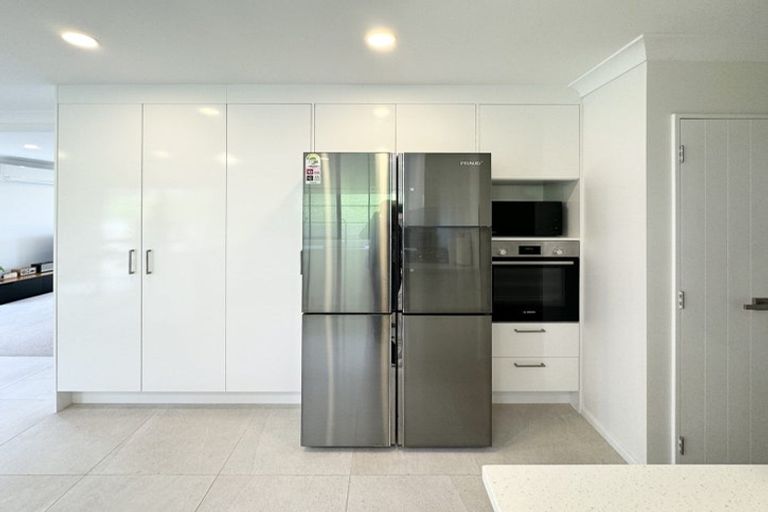 Photo of property in 54 Scarlet Oak Drive, Schnapper Rock, Auckland, 0632