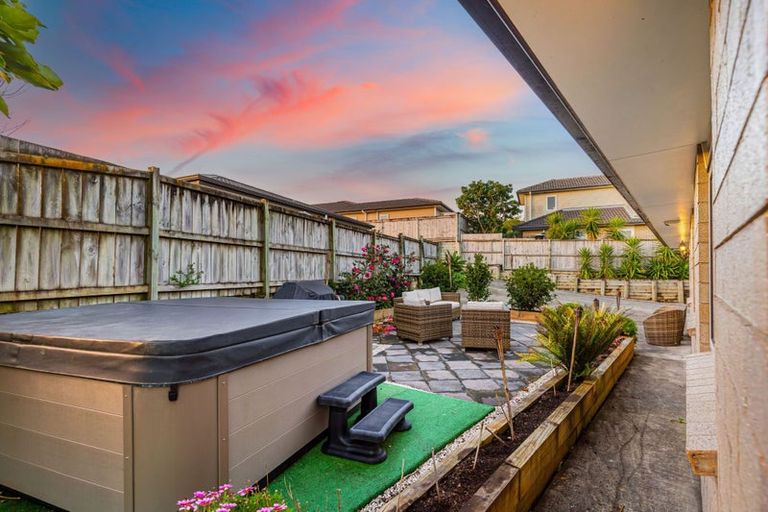 Photo of property in 12 Nirmal Place, Sunnyvale, Auckland, 0612