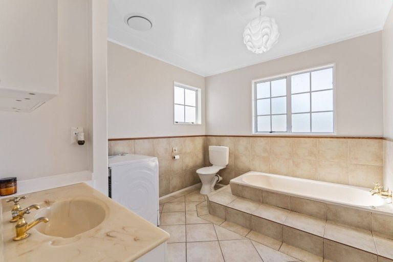 Photo of property in 4 Ingle Avenue, Waipahihi, Taupo, 3330