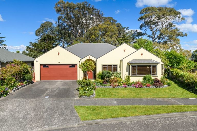 Photo of property in 11 La Lena Grove, Fitzherbert, Palmerston North, 4410