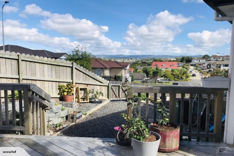 Photo of property in 1 Bangla Place, Massey, Auckland, 0614