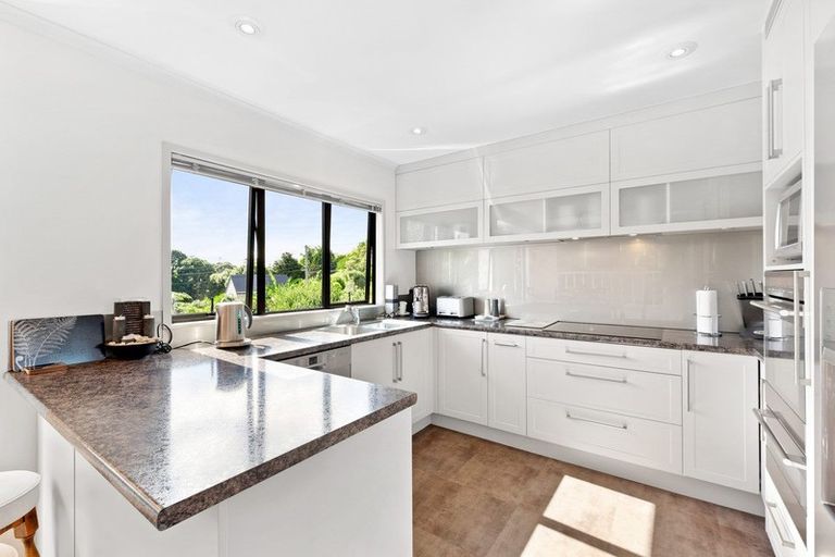 Photo of property in 2/19 Valley Road, Browns Bay, Auckland, 0630