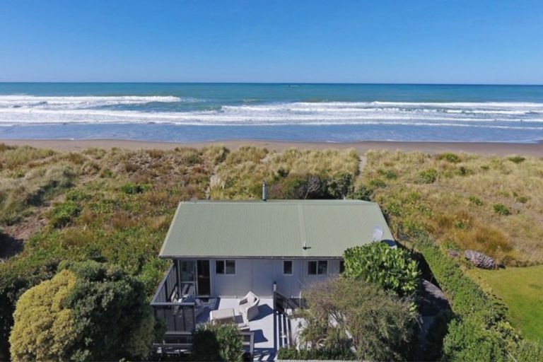 Photo of property in 117 Blue Pacific Parade, Riversdale Beach, Masterton, 5872