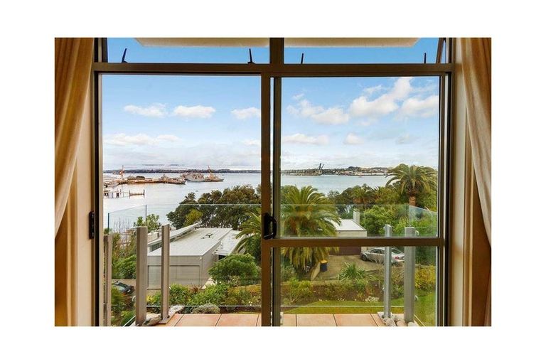 Photo of property in 5/25 Stanley Point Road, Stanley Point, Auckland, 0624