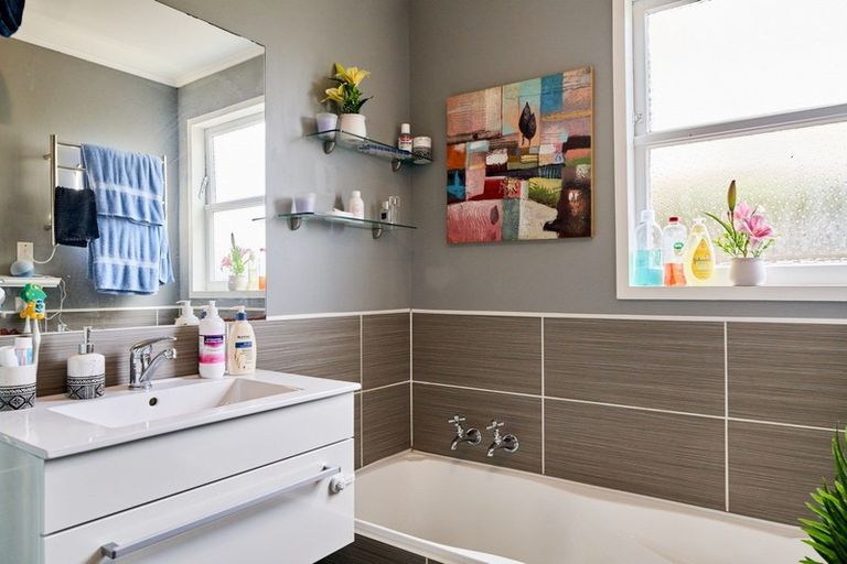 Photo of property in 27 Griffiths Grove, Newlands, Wellington, 6037