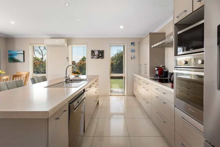 Photo of property in 2 Tranquil Grove, Omokoroa, 3114