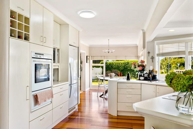 Photo of property in 33 Covil Avenue, Te Atatu South, Auckland, 0610