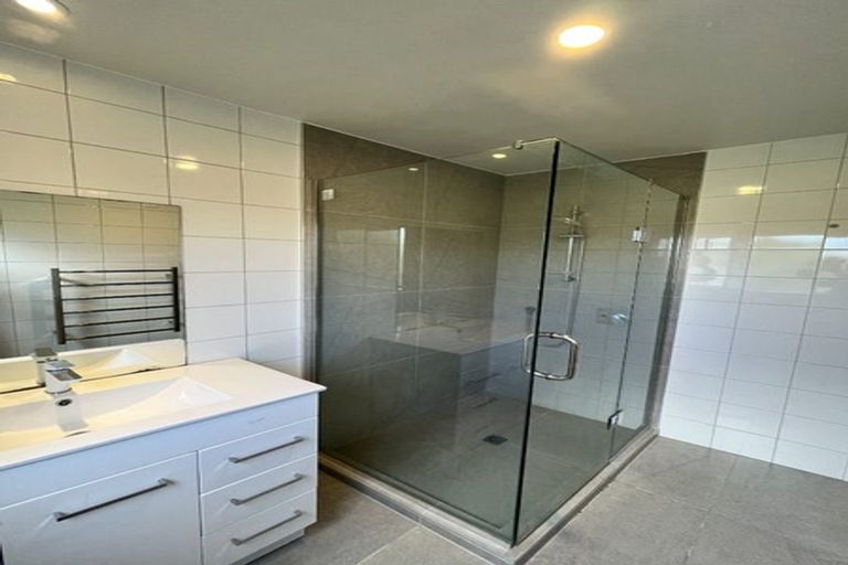 Photo of property in 1/22 Fernlea Rise, Bayview, Auckland, 0629