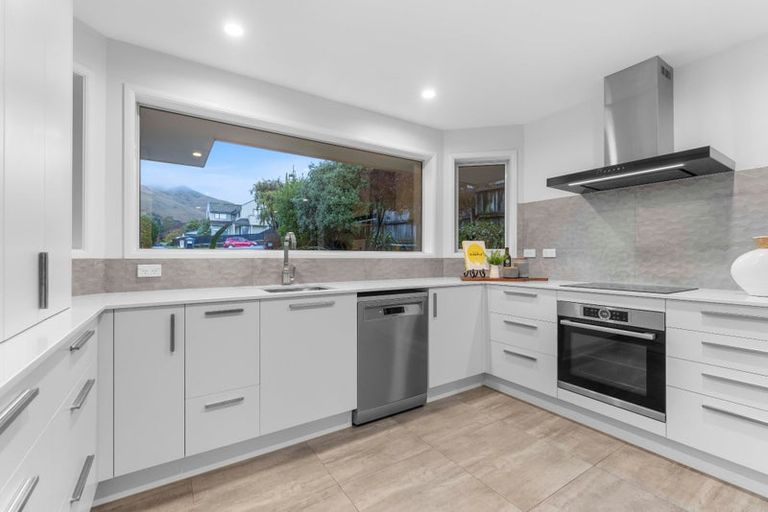 Photo of property in 5 Gilders Grove, Heathcote Valley, Christchurch, 8022