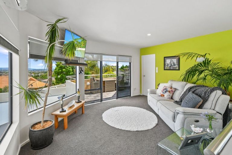 Photo of property in 6 Ribbonwood Crescent, Goodwood Heights, Auckland, 2105