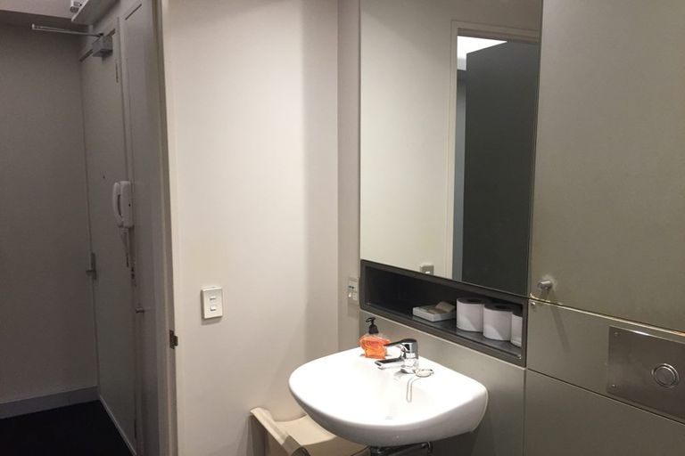 Photo of property in Gerondis Bldg Apartments, 408/60 Willis Street, Wellington Central, Wellington, 6011