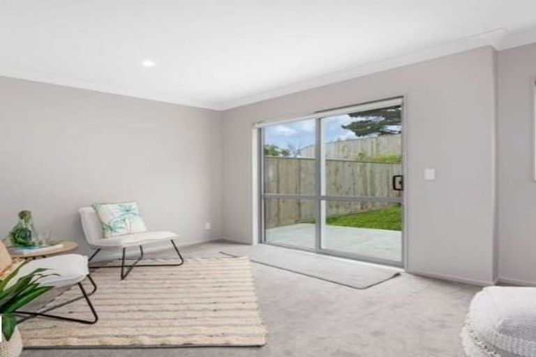 Photo of property in 2 Brindle Way, Newlands, Wellington, 6037