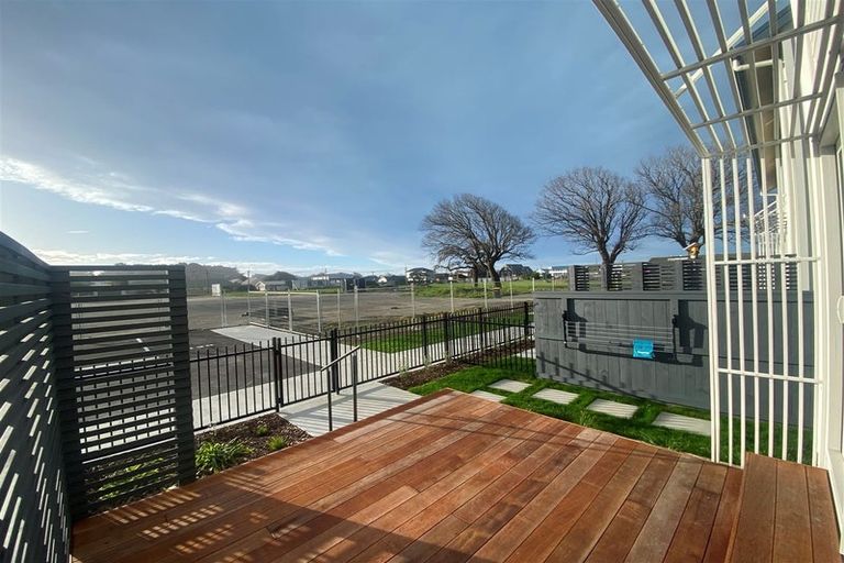 Photo of property in 140 Seaview Road, Westown, New Plymouth, 4310