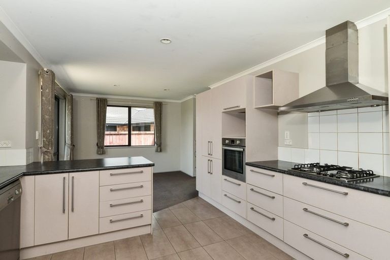 Photo of property in 69 Farnborough Drive, Grandview Heights, Hamilton, 3200