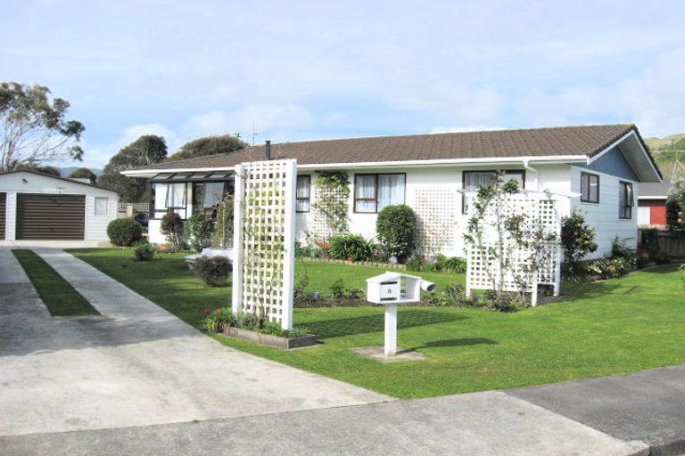 Photo of property in 8 Atarau Grove, Paraparaumu, 5032