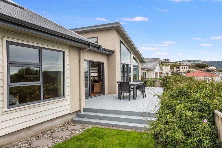 Photo of property in 9 Greenstone Place, Aotea, Porirua, 5024