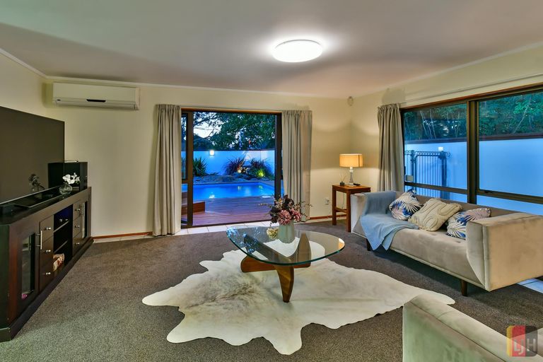 Photo of property in 74 Walter Strevens Drive, Conifer Grove, Takanini, 2112