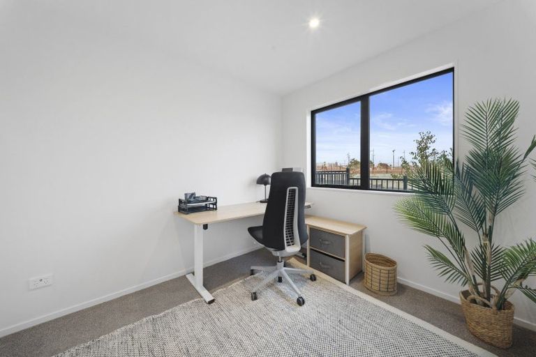 Photo of property in 2/4 Glenburn Road, Hobsonville, 0616