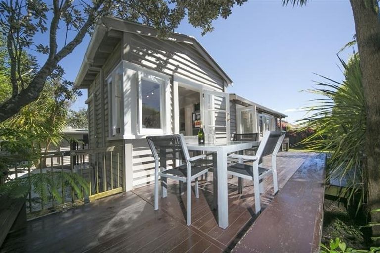 Photo of property in 2/4 Cleve Road, Green Bay, Auckland, 0604