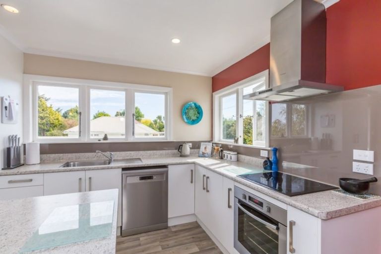 Photo of property in 61 Kawiu Road, Levin, 5510