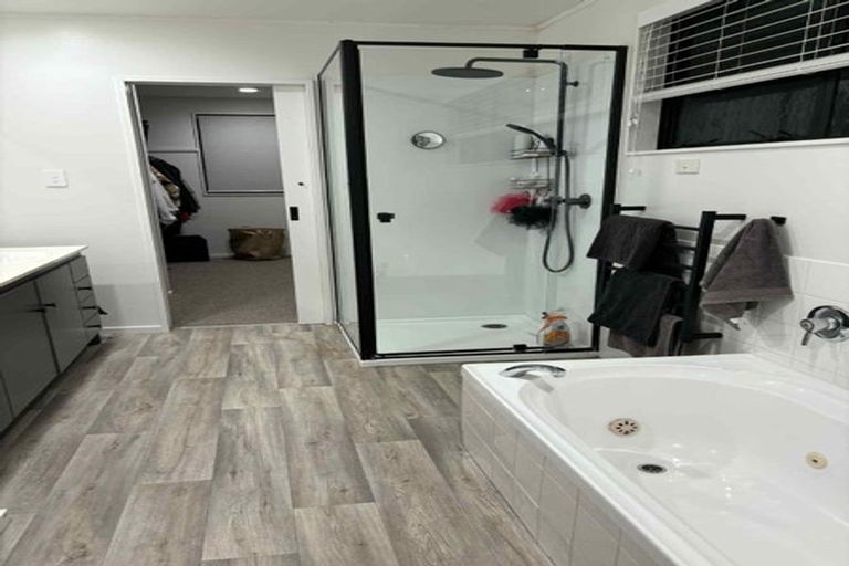 Photo of property in 2/81 Knights Road, Rothesay Bay, Auckland, 0630