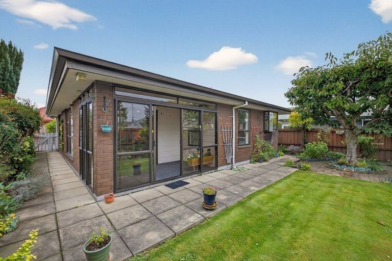 Photo of property in 2/58a Daniels Road, Redwood, Christchurch, 8051