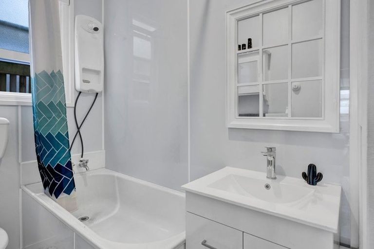 Photo of property in Devonport Apartments, 26/127 Saint Aubyn Street, New Plymouth, 4310