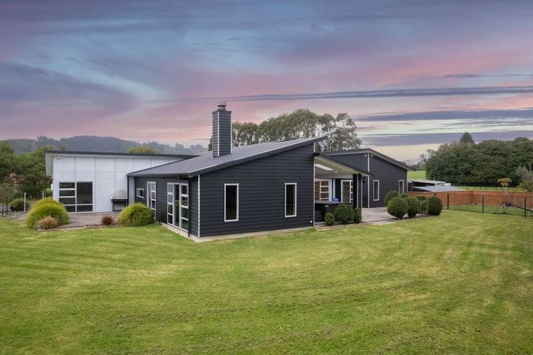 Photo of property in 51 Waikawa Beach Road, Manakau, Levin, 5573
