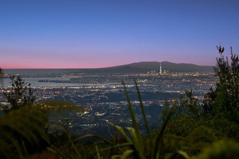 Photo of property in 37 Quinns Road, Waiatarua, Auckland, 0612