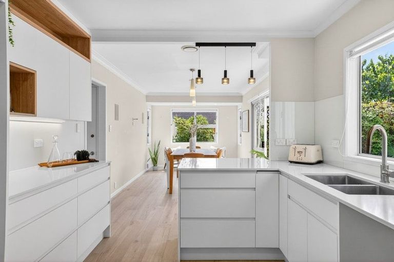 Photo of property in 15 Frieston Road, Milford, Auckland, 0620