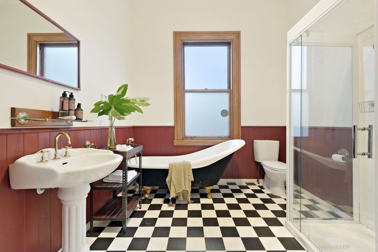 Photo of property in 26 Grove Road, Kelburn, Wellington, 6012