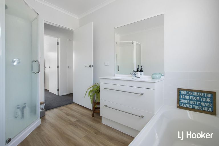 Photo of property in 8 Sandy Place, Waihi Beach, 3611