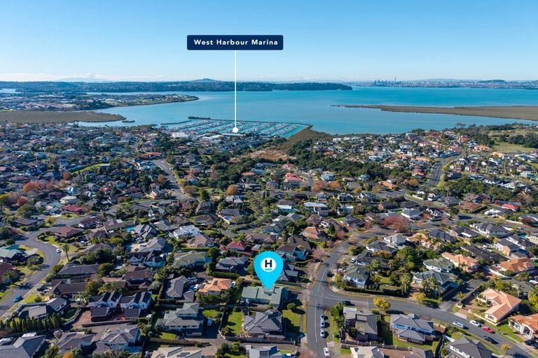 Photo of property in 46 Whiting Grove, West Harbour, Auckland, 0618