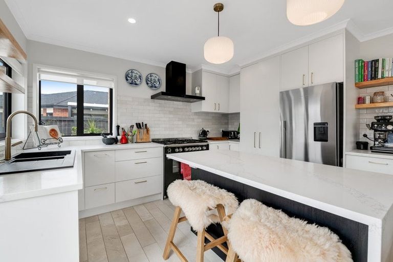 Photo of property in 16a Lillian Place, Orewa, 0931