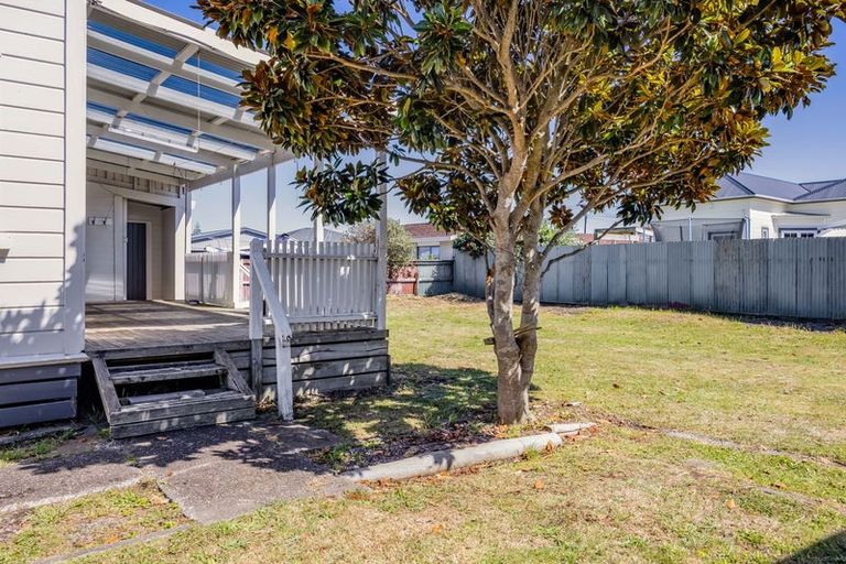 Photo of property in 25 Milmoe Street, Hawera, 4610