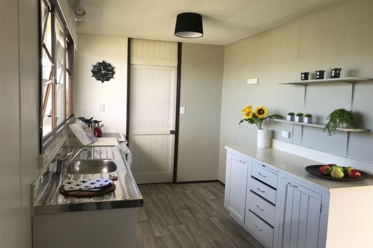 Photo of property in 1/4 Hanson Place, West Harbour, Auckland, 0618