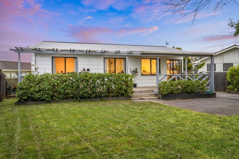 Photo of property in 2/2 Crosby Road, West Harbour, Auckland, 0618