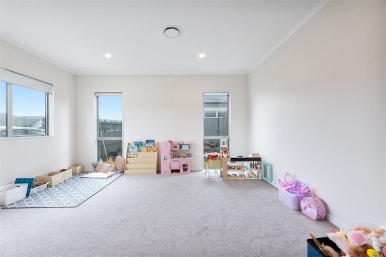 Photo of property in 13 Walter Ruddock Avenue, Kumeu, 0810