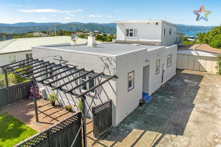 Photo of property in 206a Miromiro Road, Normandale, Lower Hutt, 5010