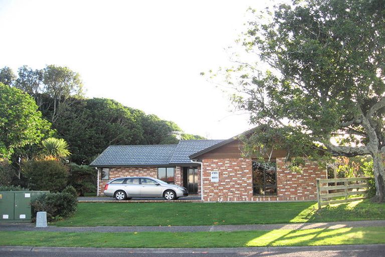 Photo of property in 11 Tararua Crescent, Otaki, 5512
