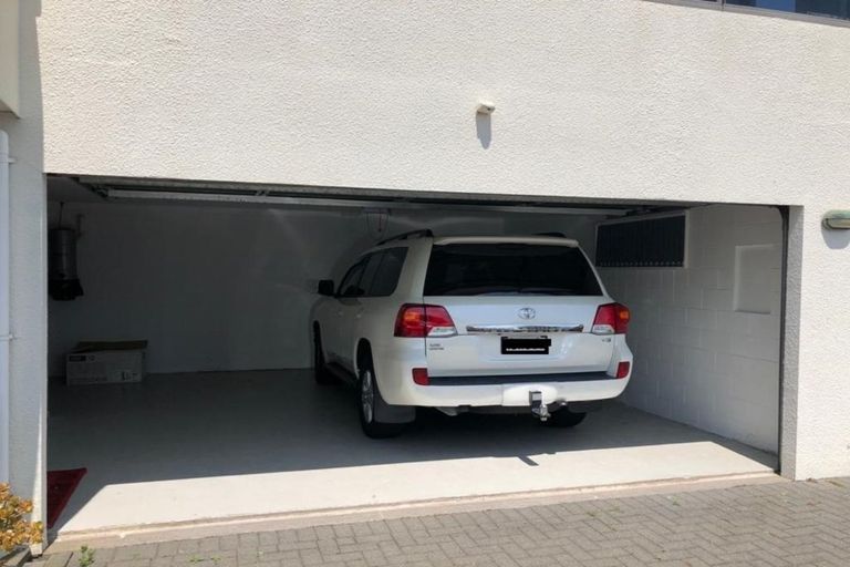 Photo of property in 18 Lobelia Rise, Goodwood Heights, Auckland, 2105