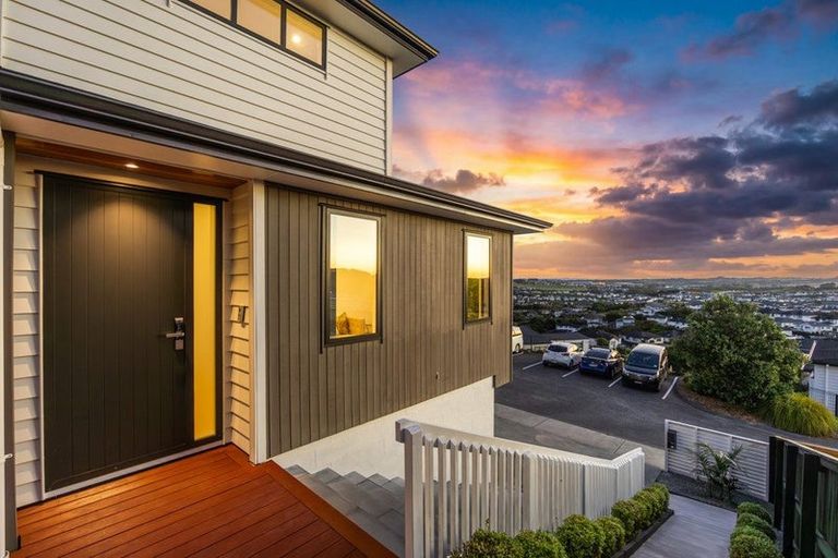 Photo of property in 17 Manawanui Way, Orewa, 0931