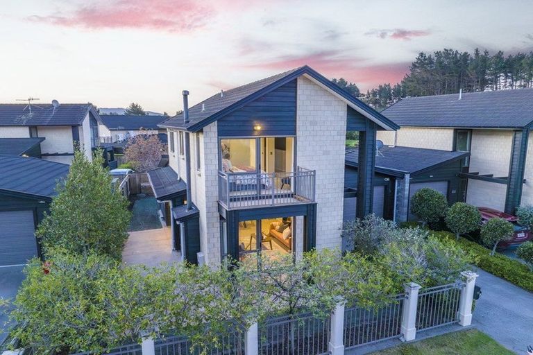 Photo of property in 19 Bluewater Place, Paraparaumu, 5032